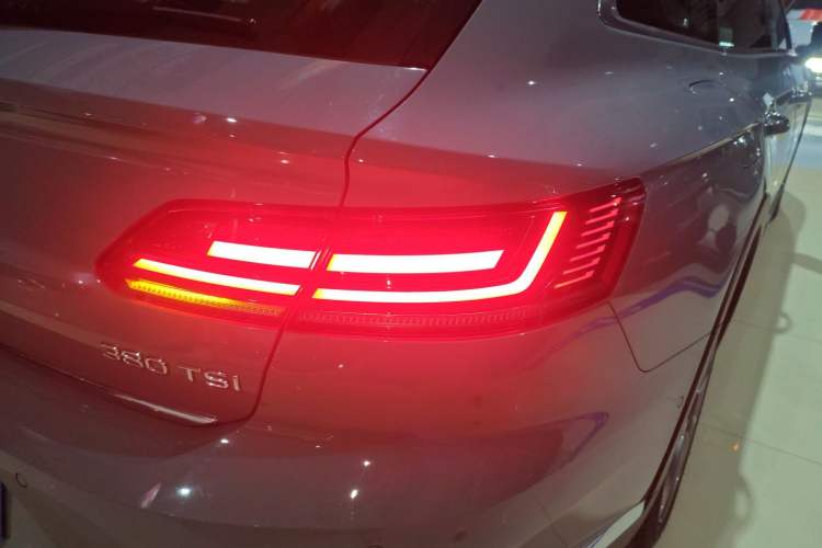 Used Volkswagen FAW-Volkswagen CC 2024 Estate Car 380TSI Hunter's Heart All-Encompassing Edition Right Rear Taillight