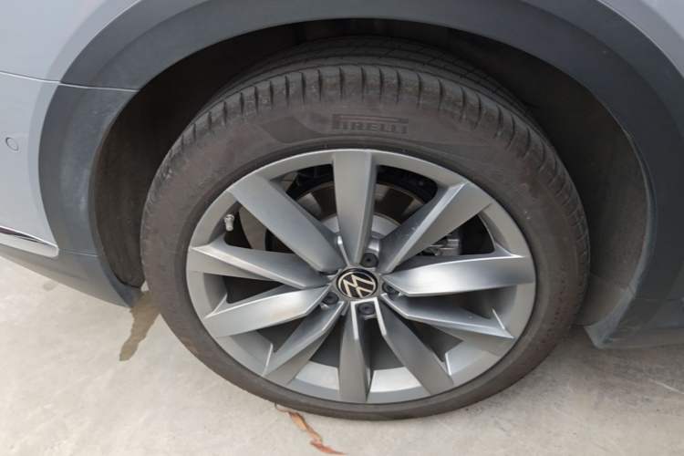 Used Volkswagen FAW-Volkswagen CC 2024 Estate Car 380TSI Hunter's Heart All-Encompassing Edition Right Rear Wheel Hub