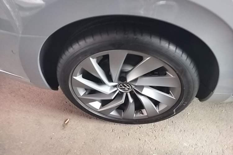 Used Volkswagen FAW-Volkswagen CC 2024 380TSI Striking All-Encompassing Edition Right Rear Wheel Hub