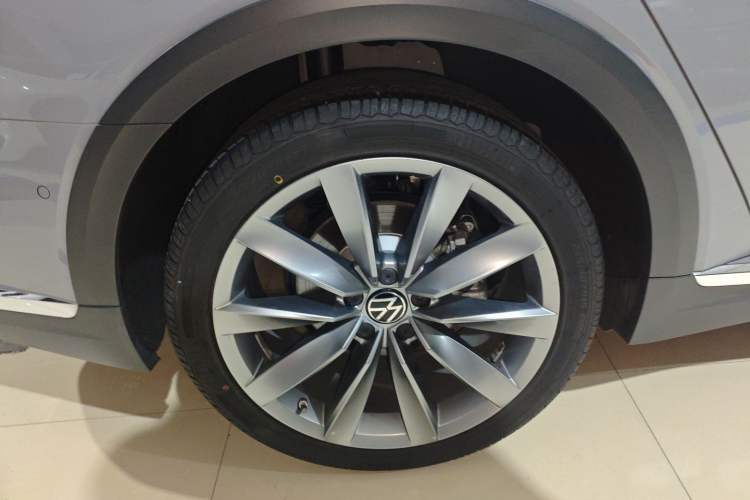 Used Volkswagen FAW-Volkswagen CC 2024 Estate Car 380TSI Hunter's Heart All-Encompassing Edition Right Rear Wheel Hub