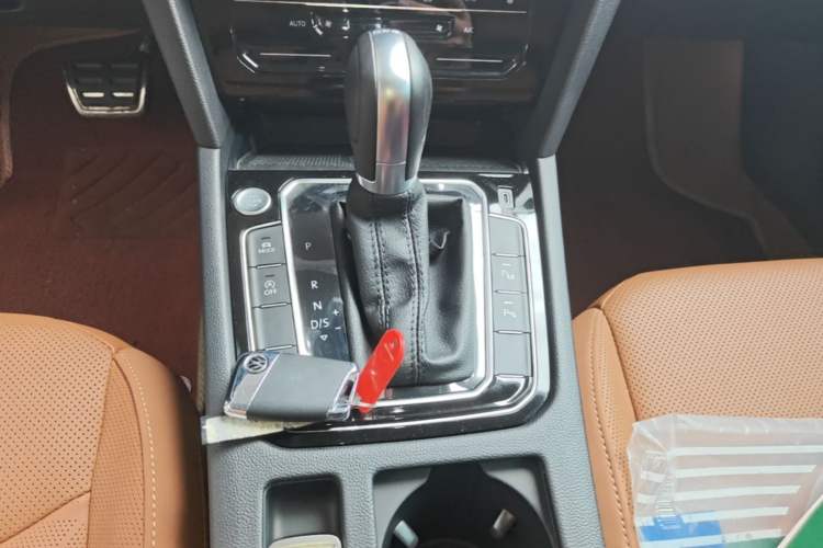 Used Volkswagen FAW-Volkswagen CC 2024 Estate Car 380TSI Hunter's Heart All-Encompassing Edition Gear Lever
