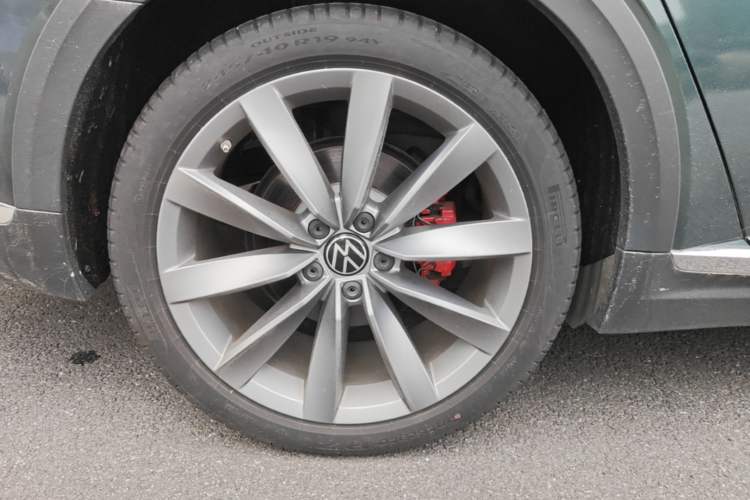 Used Volkswagen FAW-Volkswagen CC 2024 Estate Car 380TSI Hunter's Heart All-Encompassing Edition Right Rear Wheel Hub