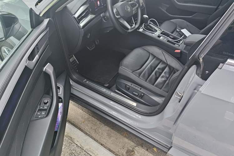 Used Volkswagen FAW-Volkswagen CC 2024 Estate Car 380TSI Hunter's Heart All-Encompassing Edition Driver Seat