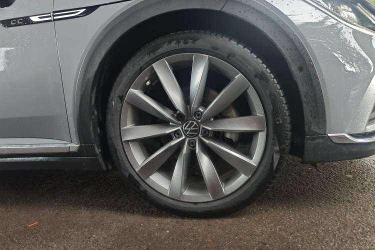 Used Volkswagen FAW-Volkswagen CC 2024 Estate Car 380TSI Hunter's Heart All-Encompassing Edition Right Front Wheel Hub