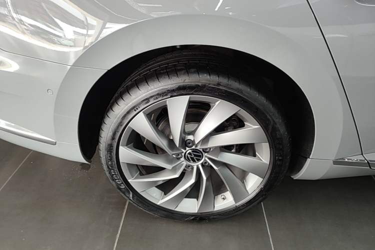 Used Volkswagen FAW-Volkswagen CC 2024 380TSI Striking All-Encompassing Edition Right Rear Wheel Hub