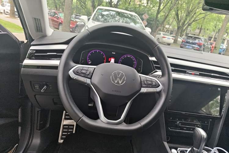 Used Volkswagen FAW-Volkswagen CC 2024 Estate Car 380TSI Hunter's Heart All-Encompassing Edition Steering Wheel