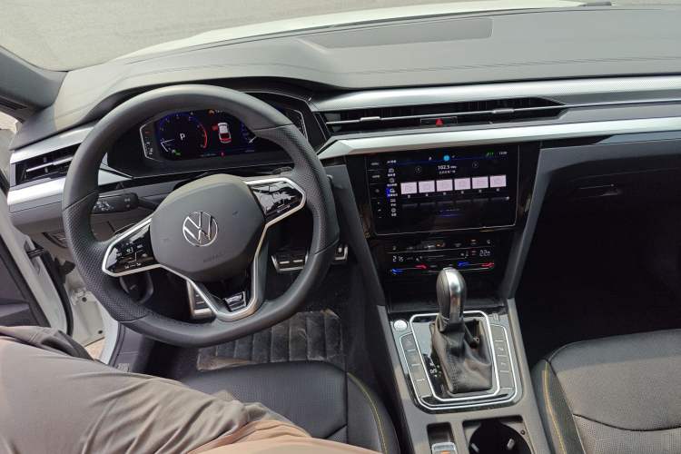 Used Volkswagen FAW-Volkswagen CC 2024 380TSI Striking Edition Center Console