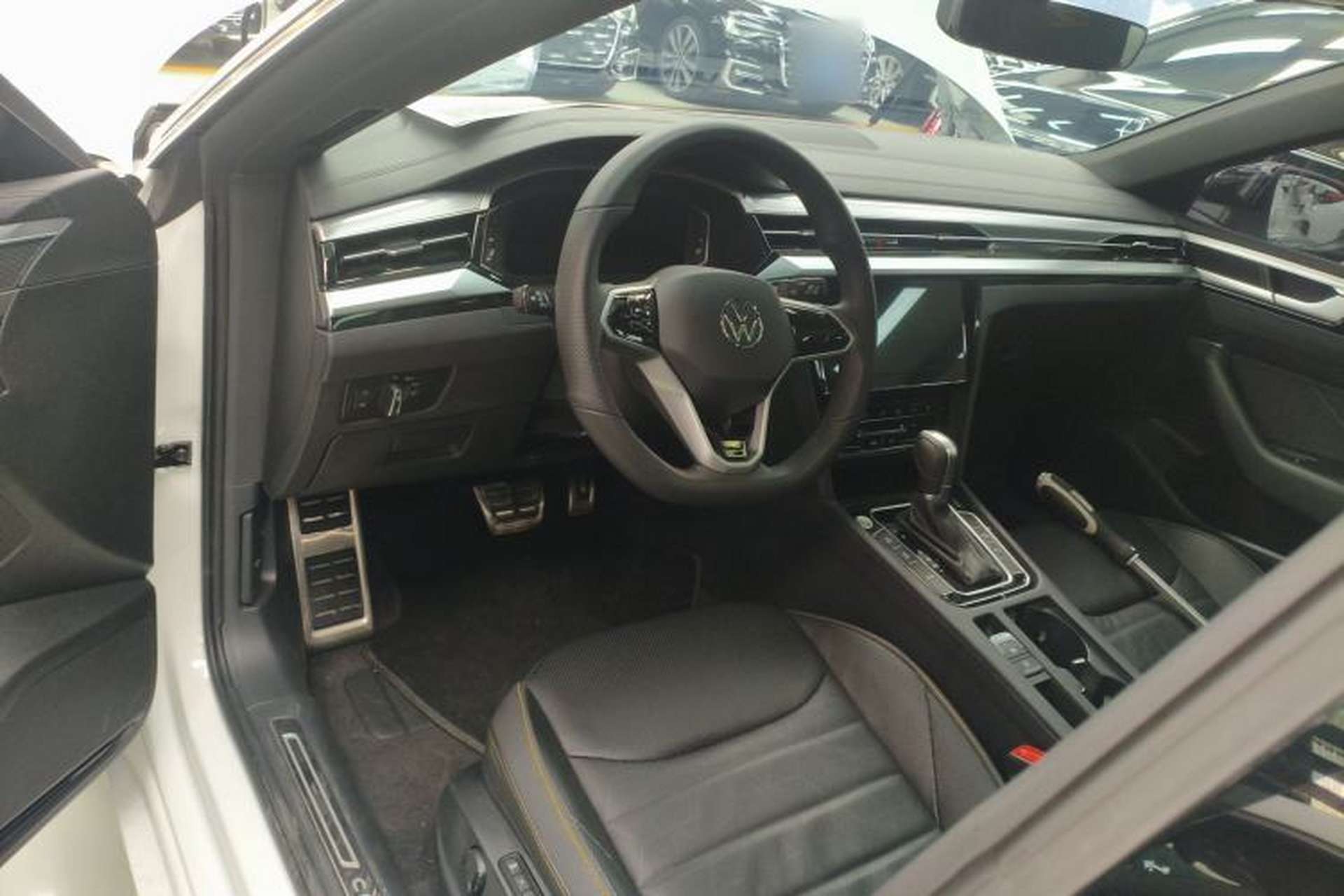 Used Volkswagen FAW-Volkswagen CC 2024 380TSI Striking All-Encompassing Edition Center Console