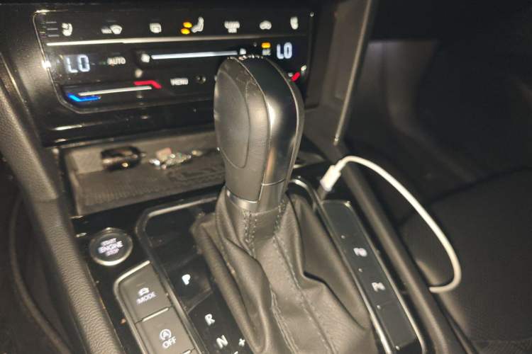 Used Volkswagen FAW-Volkswagen CC 2024 380TSI Striking Edition Gear Lever