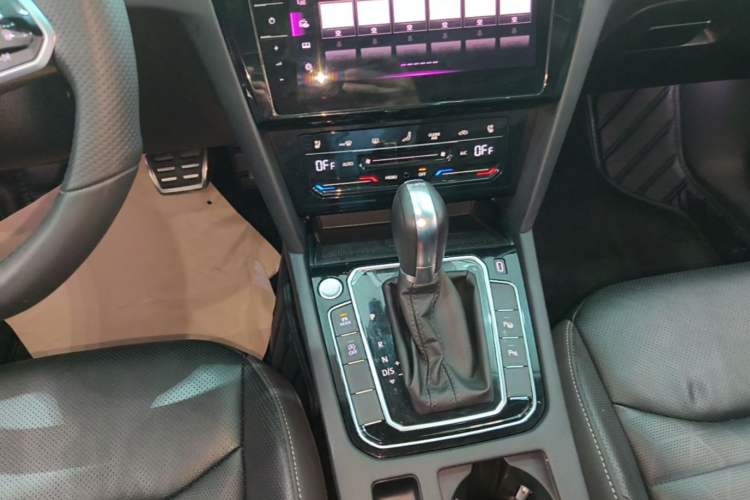 Used Volkswagen FAW-Volkswagen CC 2024 380TSI Striking Edition Gear Lever