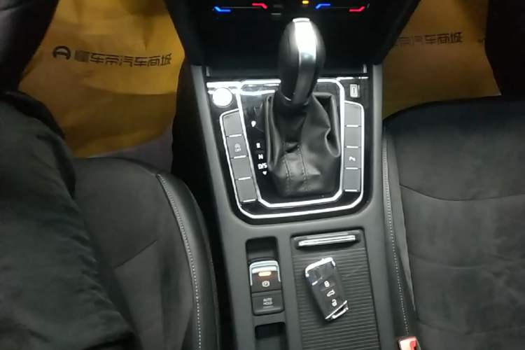 Used Volkswagen FAW-Volkswagen CC 2024 330TSI Spectacular All-inclusive Model Gear Lever