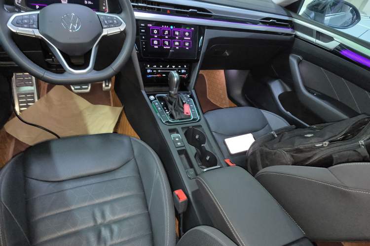 Used Volkswagen FAW-Volkswagen CC 2024 Estate Car 380TSI Hunter's Heart All-Encompassing Edition Gear Lever