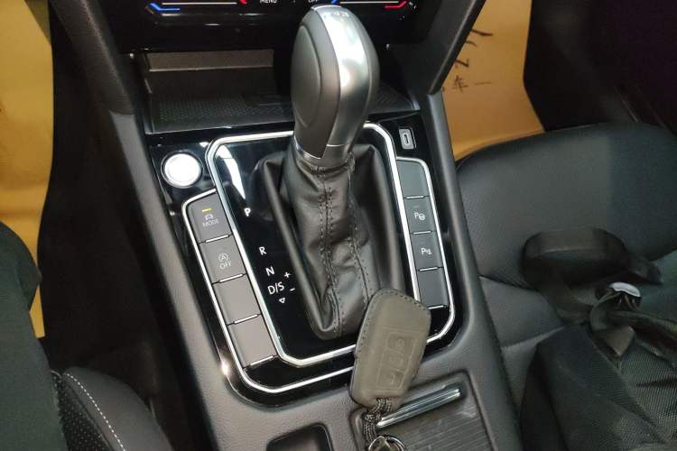 Used Volkswagen FAW-Volkswagen CC 2024 Estate Car 380TSI Hunter's Heart All-Encompassing Edition Gear Lever