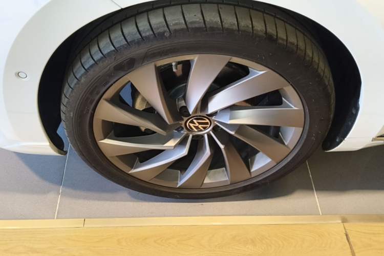 Used Volkswagen FAW-Volkswagen CC 2024 380TSI Striking Edition Left Front Wheel Hub