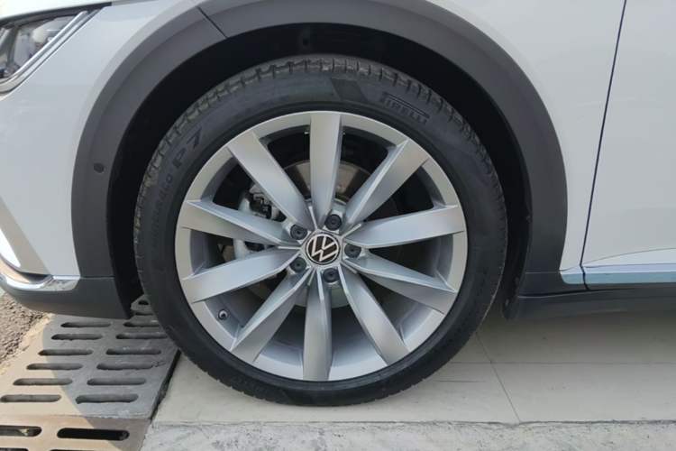 Used Volkswagen FAW-Volkswagen CC 2024 Estate Car 380TSI Hunter's Heart Edition Left Front Wheel Hub
