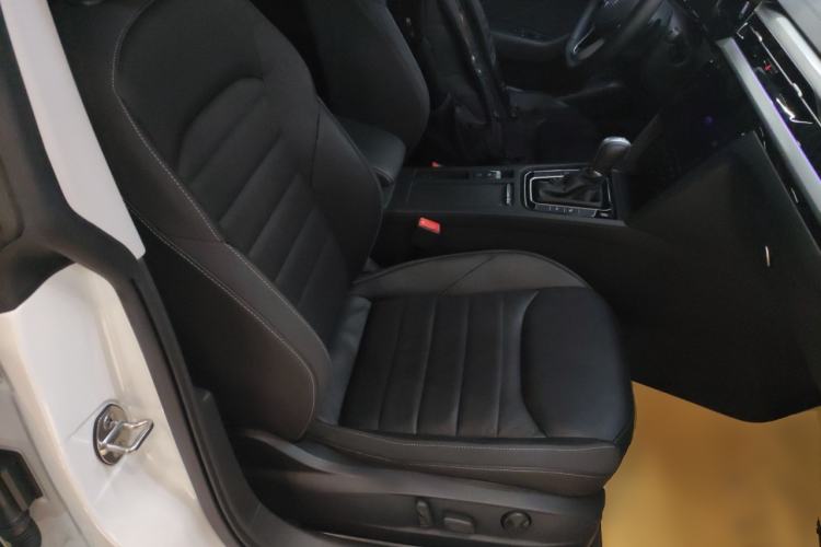 Used Volkswagen FAW-Volkswagen CC 2024 Estate Car 380TSI Hunter's Heart All-Encompassing Edition Right Front Seat