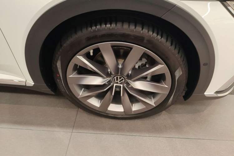 Used Volkswagen FAW-Volkswagen CC 2024 Estate Car 380TSI VarioPak Edition Right Front Wheel Hub