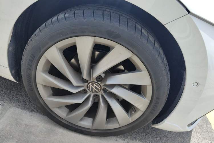 Used Volkswagen FAW-Volkswagen CC 2024 380TSI Striking All-Encompassing Edition Right Front Wheel Hub