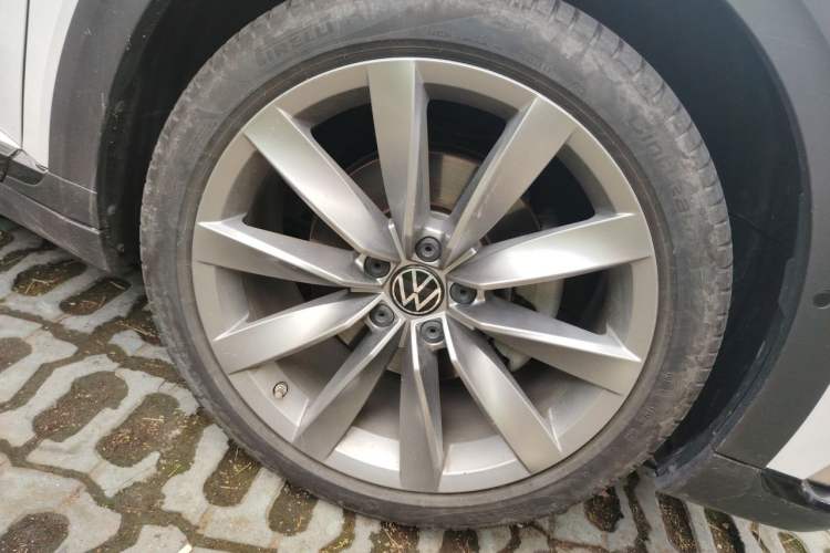 Used Volkswagen FAW-Volkswagen CC 2024 Estate Car 380TSI VarioPak Edition Right Front Wheel Hub