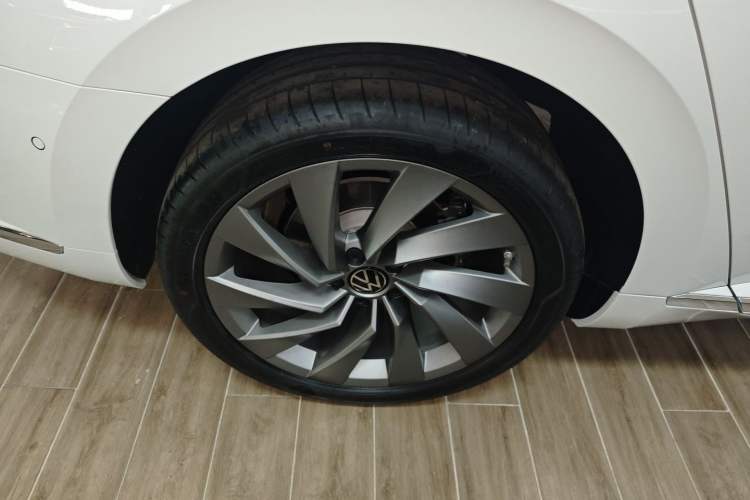 Used Volkswagen FAW-Volkswagen CC 2024 380TSI Striking All-Encompassing Edition Right Rear Wheel Hub