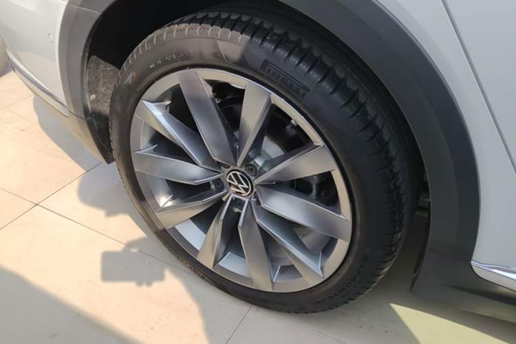 Used Volkswagen FAW-Volkswagen CC 2024 Estate Car 380TSI Hunter's Heart Edition Right Rear Wheel Hub