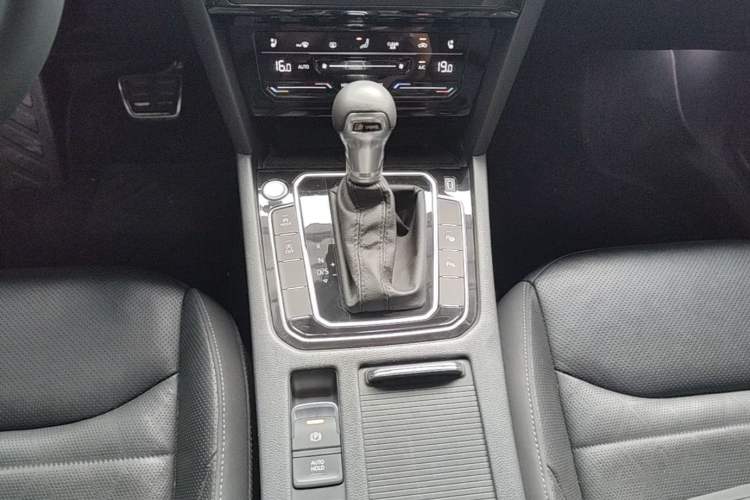 Used Volkswagen FAW-Volkswagen CC 2025 Model, Facelifted Station Wagon, 380TSI, Hunter’s Heart—Shared Edition Gear Lever