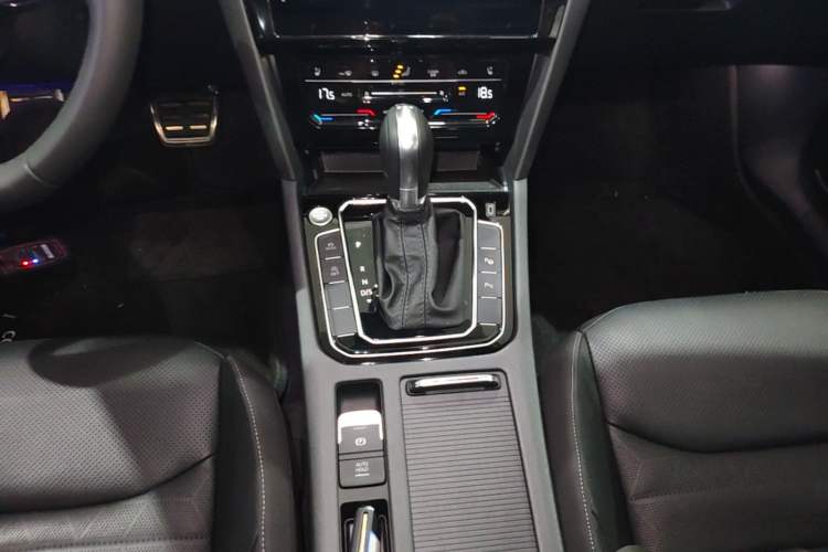 Used Volkswagen FAW-Volkswagen CC 2025 Model, Facelifted Station Wagon, 380TSI, Hunter’s Heart—Shared Edition Gear Lever