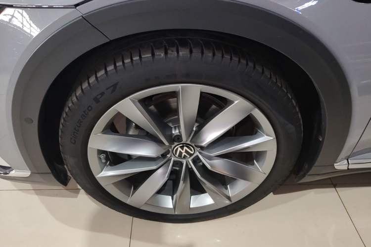 Used Volkswagen FAW-Volkswagen CC 2025 Model, Facelifted Station Wagon, 380TSI, Hunter’s Heart—Shared Edition Left Front Wheel Hub