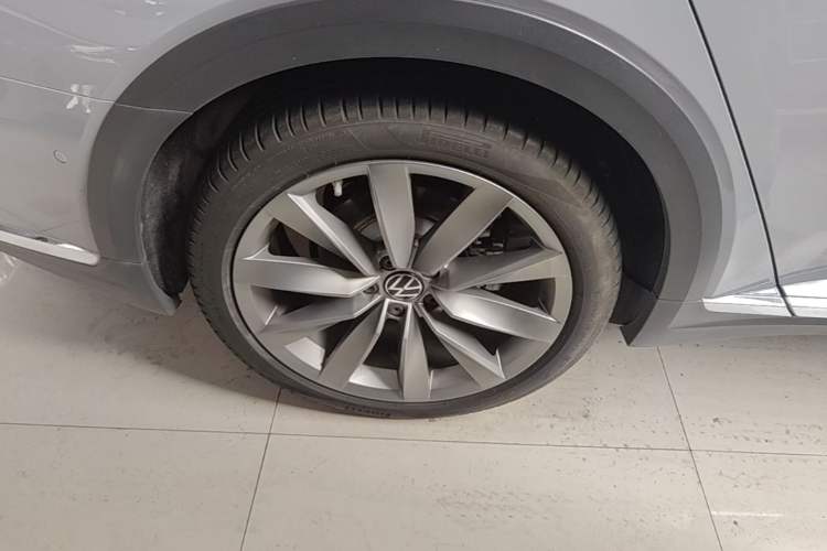 Used Volkswagen FAW-Volkswagen CC 2025 Model, Facelifted Station Wagon, 380TSI, Hunter’s Heart—Shared Edition Right Rear Wheel Hub