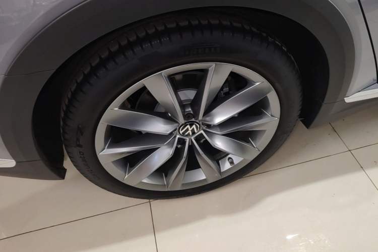 Used Volkswagen FAW-Volkswagen CC 2025 Model, Facelifted Station Wagon, 380TSI, Hunter’s Heart—Shared Edition Right Rear Wheel Hub
