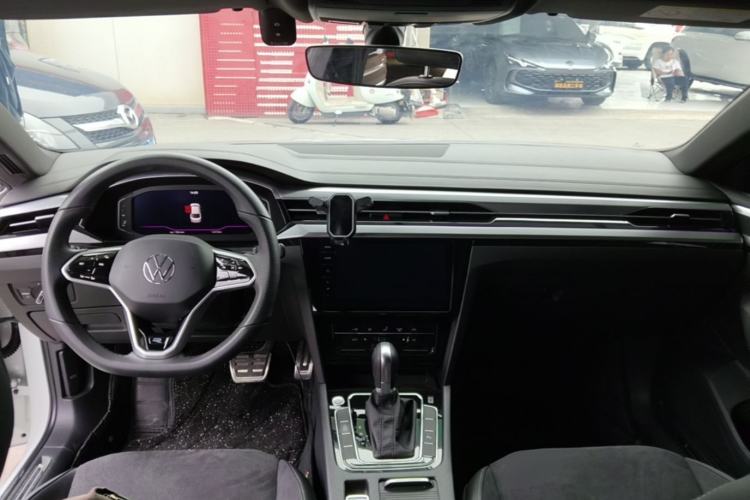 Used Volkswagen FAW-Volkswagen CC 2025 Model, Facelifted, 330TSI, Glamorous—Shared Edition Center Console
