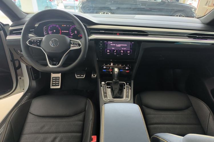 Used Volkswagen FAW-Volkswagen CC 2025 Model, Facelifted 380TSI, Striking and Shared Enjoyment Version Center Console