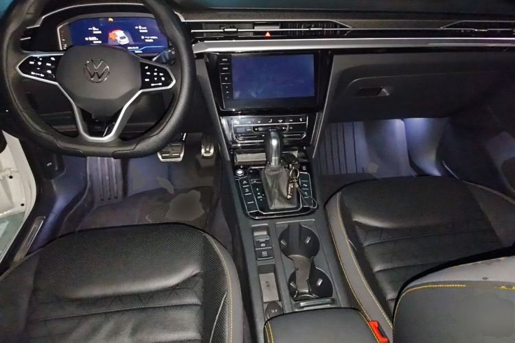 Used Volkswagen FAW-Volkswagen CC 2025 Model, Facelifted 380TSI, Striking and Shared Enjoyment Version Center Console