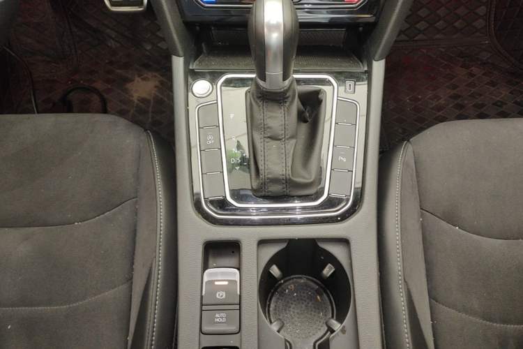 Used Volkswagen FAW-Volkswagen CC 2025 Model, Facelifted, 330TSI, Glamorous—Shared Edition Gear Lever