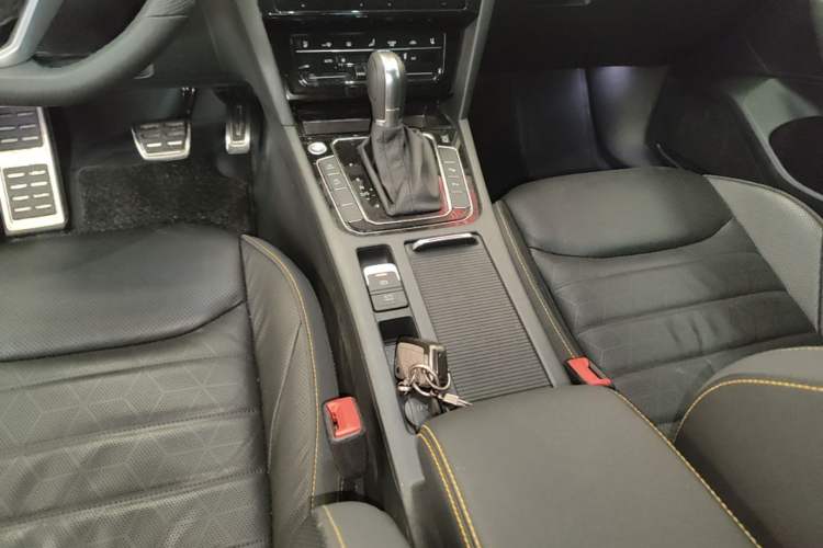 Used Volkswagen FAW-Volkswagen CC 2025 Model, Facelifted 380TSI, Striking and Shared Enjoyment Version Gear Lever