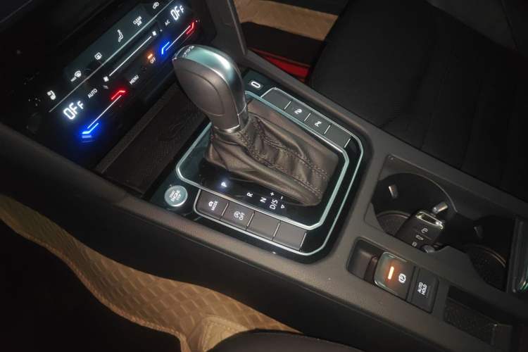 Used Volkswagen FAW-Volkswagen CC 2025 380TSI Striking All-Inclusive Edition Gear Lever