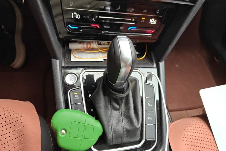 Used Volkswagen FAW-Volkswagen CC 2025 Model, Facelifted 380TSI, Striking and Shared Enjoyment Version Gear Lever