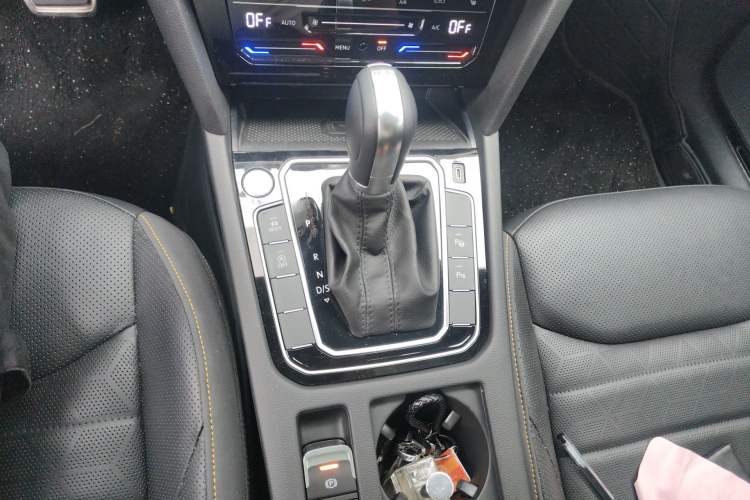 Used Volkswagen FAW-Volkswagen CC 2025 Model, Facelifted 380TSI, Striking and Shared Enjoyment Version Gear Lever