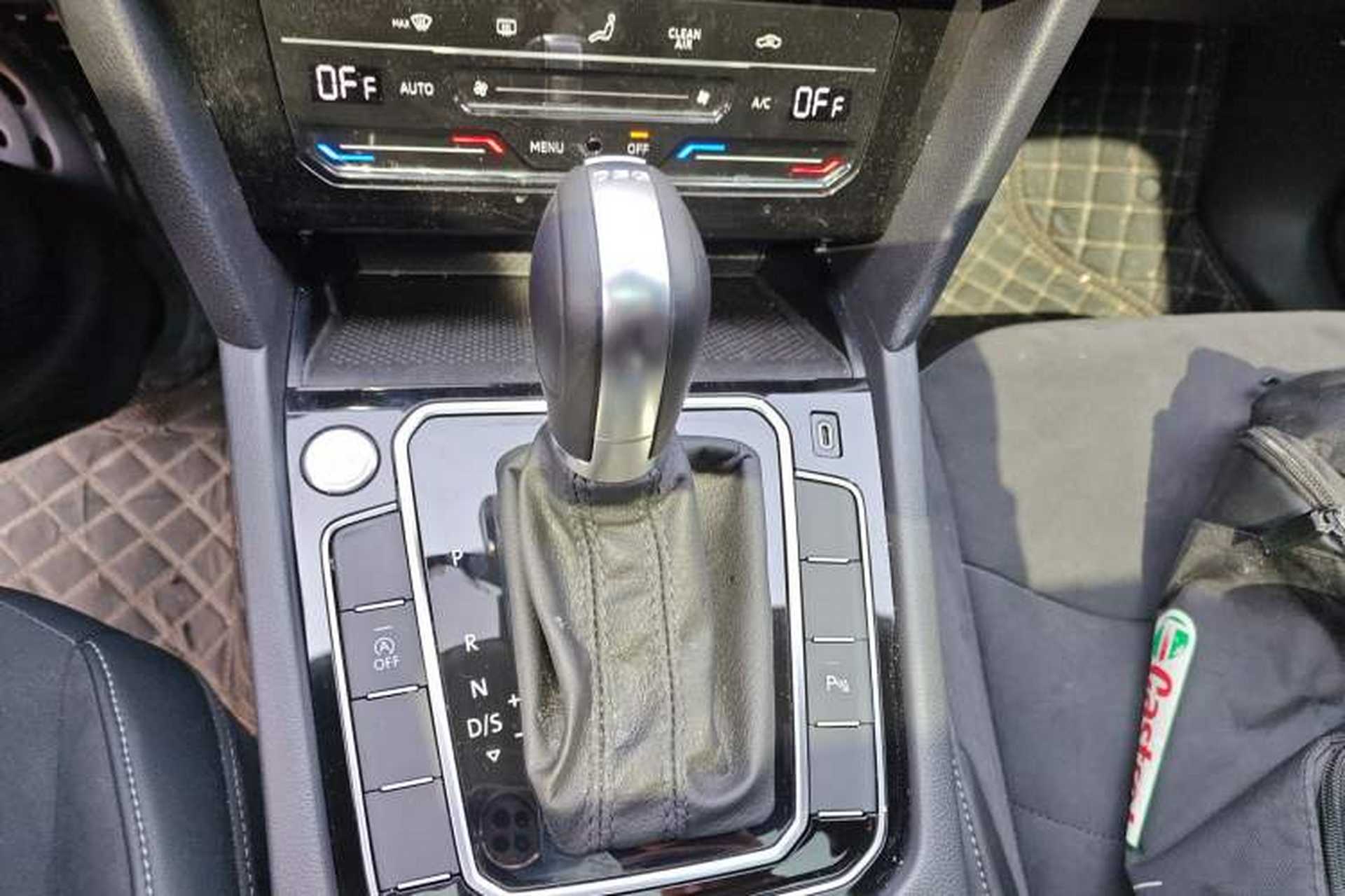 Used Volkswagen FAW-Volkswagen CC 2025 Model, Facelifted, 330TSI, Glamorous—Shared Edition Gear Lever
