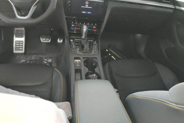 Used Volkswagen FAW-Volkswagen CC 2025 Model, Facelifted 380TSI, Striking and Shared Enjoyment Version Gear Lever