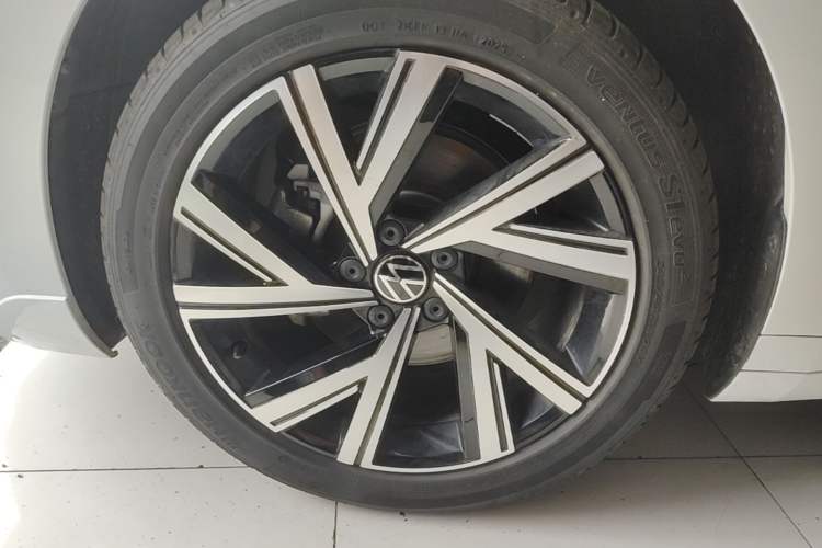 Used Volkswagen FAW-Volkswagen CC 2025 Model, Facelifted, 330TSI, Glamorous—Shared Edition Left Front Wheel Hub