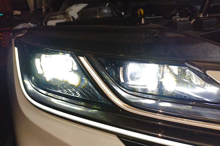 Used Volkswagen FAW-Volkswagen CC 2025 Model, Facelifted 380TSI, Striking and Shared Enjoyment Version Right Front Headlight