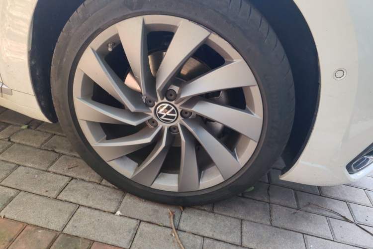Used Volkswagen FAW-Volkswagen CC 2025 Model, Facelifted 380TSI, Striking and Shared Enjoyment Version Right Front Wheel Hub