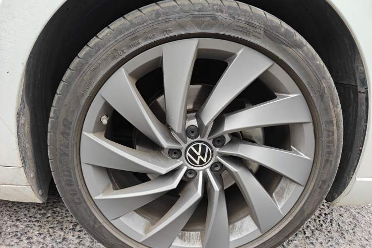 Used Volkswagen FAW-Volkswagen CC 2025 Model, Facelifted 380TSI, Striking and Shared Enjoyment Version Right Front Wheel Hub