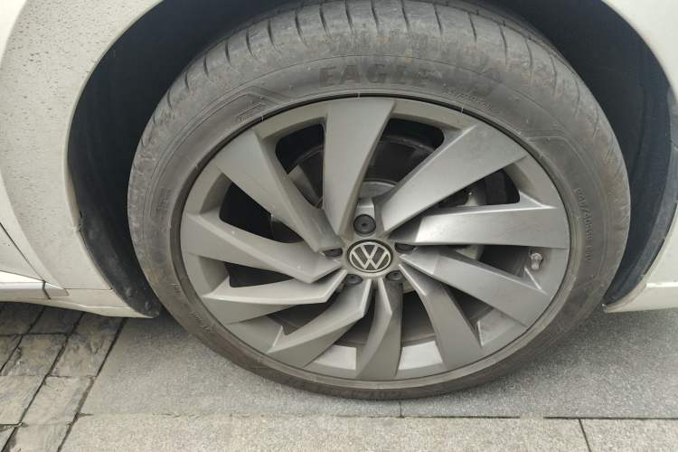 Used Volkswagen FAW-Volkswagen CC 2025 Model, Facelifted 380TSI, Striking and Shared Enjoyment Version Right Front Wheel Hub