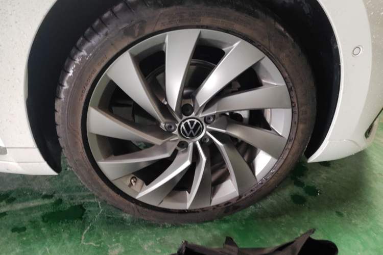 Used Volkswagen FAW-Volkswagen CC 2025 380TSI Striking All-Inclusive Edition Right Front Wheel Hub
