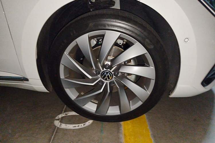 Used Volkswagen FAW-Volkswagen CC 2025 Model, Facelifted 380TSI, Striking and Shared Enjoyment Version Right Front Wheel Hub