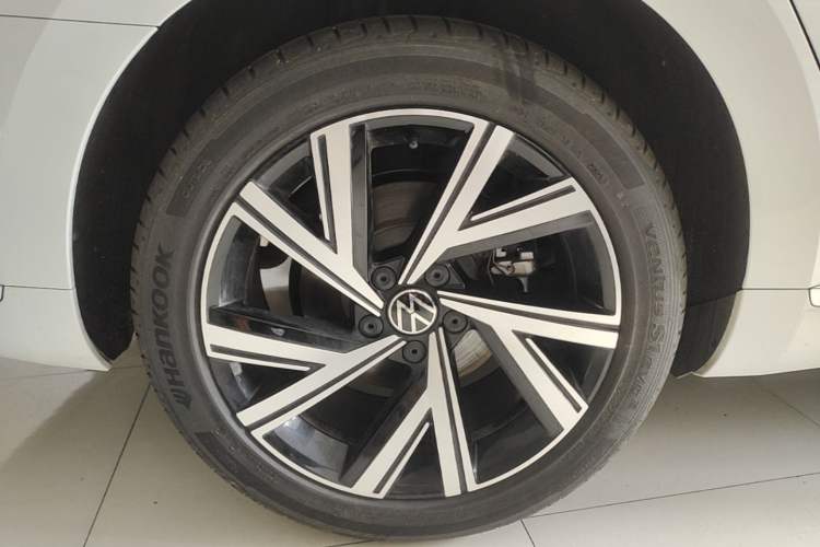 Used Volkswagen FAW-Volkswagen CC 2025 Model, Facelifted, 330TSI, Glamorous—Shared Edition Right Rear Wheel Hub