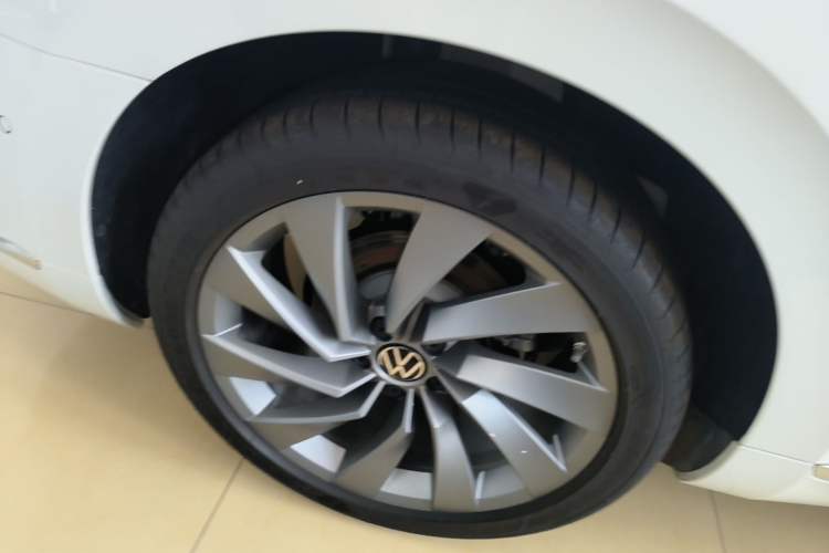 Used Volkswagen FAW-Volkswagen CC 2025 Model, Facelifted 380TSI, Striking and Shared Enjoyment Version Right Rear Wheel Hub
