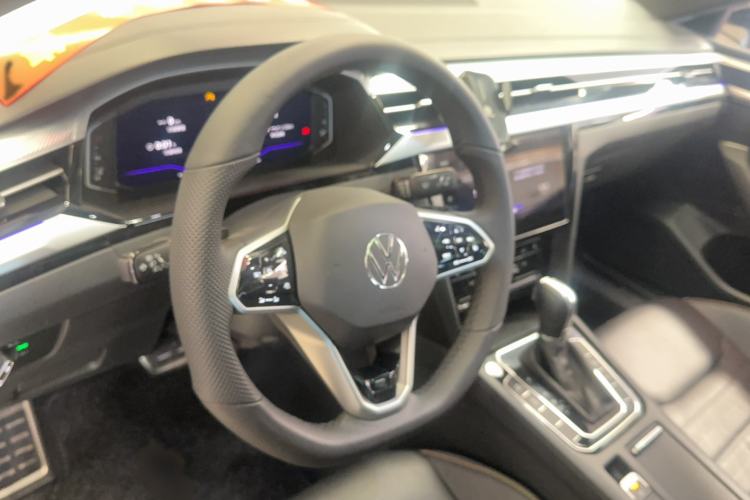 Used Volkswagen FAW-Volkswagen CC 2025 Model, Facelifted 380TSI, Striking and Shared Enjoyment Version Steering Wheel